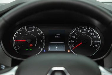 Novosibirsk, Rusya - 08 Temmuz 2021: Nissan Arkana, siyah otomobil hız göstergesi. Torpido gözüne yakın çekim yapan bir araba..