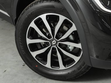 Novosibirsk, Rusya - 08 Temmuz 2021: Nissan Arkana, tampon, alaşım tekerleği, araba temizleme  