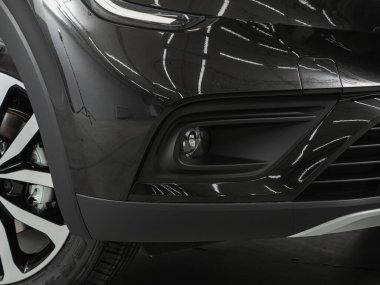 Novosibirsk, Rusya - 08 Temmuz 2021: Nissan Arkana, tampondaki sis ışıklarının yakın çekimi