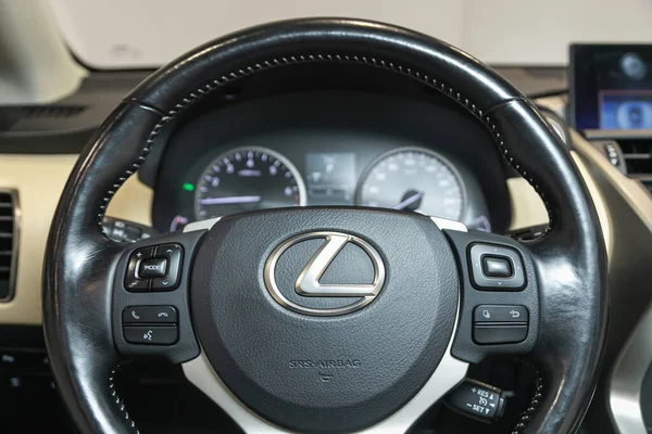2021年9月24日 Lexus Nx200 Auto Interior Steering Wheel Logo Speed Ometer — 图库照片