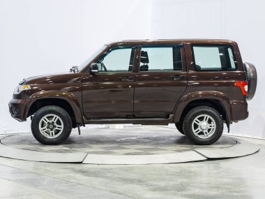 Novosibirsk, Rusya - 18 Ağustos 2021: kahverengi UAZ Patriot, yan görüş. Otoparktaki popüler araba.   