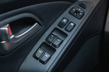 Novosibirsk, Rusya - 12 Ağustos 2021: Hyundai ix35, yan kapı düğmeleri: pencere ayarlama düğmeleri, kapı kilidi