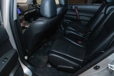 Novosibirsk, Rusya - 12 Eylül 2021: Toyota Highlander, siyah derili yolcular için arka koltuk. Rahat vagon içeride.