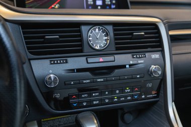 Novosibirsk, Rusya - 21 Ağustos 2021: Lexus RX, Koşullandırma ve modern bir otomobilde hava akışı kontrolü