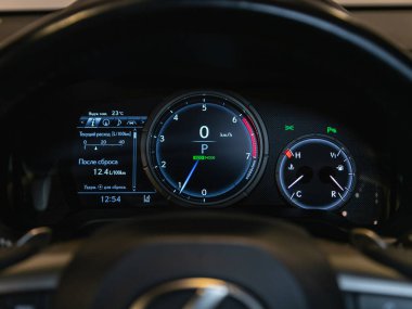Novosibirsk, Rusya - 21 Ağustos 2021: Lexus RX, araba gösterge panelinde imza ve sembol. Araba hız göstergesi ve taktik ölçer yakın çekim. Arabanın içi.