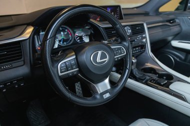 Novosibirsk, Rusya - 21 Ağustos 2021: Lexus RX, Auto Interior: Logo, hız göstergesi ve takhomete ile direksiyon simidi