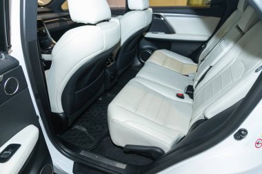 Novosibirsk, Rusya - 21 Ağustos 2021: Lexus RX, Deri iç tasarım, araç yolcuları ve emniyet kemerli sürücü koltukları.
