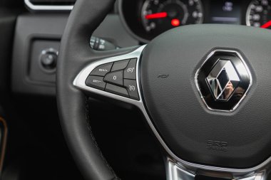 Novosibirsk, Rusya - 08 Temmuz 2021: Renault Duster, hızlı kontrol için çok fonksiyonlu siyah direksiyon, yakın çekim