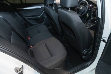 Novosibirsk, Rusya - 12 Eylül 2021: Scoda Rapid, iç tasarım, yolcu ve sürücü koltukları emniyet kemeri ile.