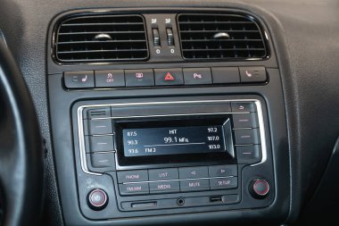 Novosibirsk, Rusya - 12 Eylül 2021: Volkswagen Polo, ses oynatıcı ve diğer aygıtlardan oluşan araç kontrol paneli