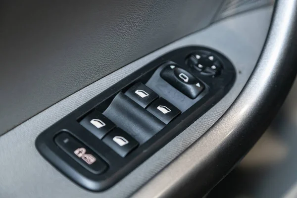 2021年9月12日 Peugeot 308 一辆新车门控面板的特写 — 图库照片