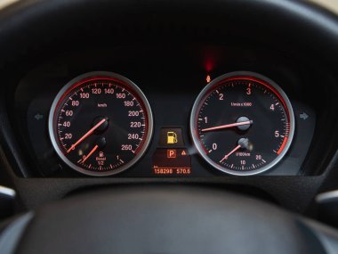 Novosibirsk, Rusya - 24 Eylül 2021: BMW X6, Bir otomobil hız göstergesinin yakın çekim resmi