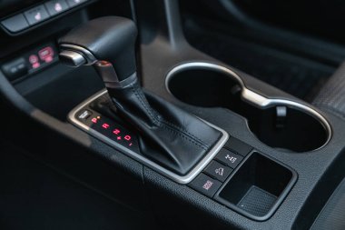 Novosibirsk, Rusya - 24 Eylül 2021: Kia Sportage, gaz pedalı ve düğmelerinin kaybı. Otomatik vites dişlisi