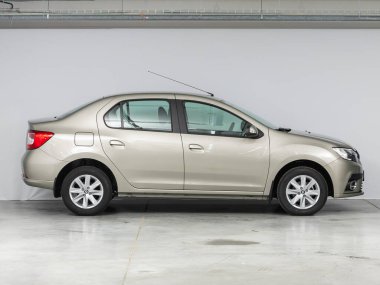 Novosibirsk, Rusya - 22 Temmuz 2021: bej renkli Renault Logan, yan görüş. Otoparkta küçük bir araba.  