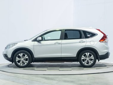 Novosibirsk, Rusya - 24 Eylül 2021: beyaz Honda CR-V, yan görüş. Park etmiş bir SUV arabası.  
