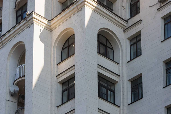 Фасад Представляет Собой Классическое Белокаменное Здание Веревочными Окнами Железным Балконом — стоковое фото