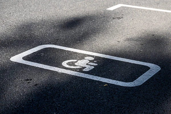 道路上の障害者のための駐車場のみの標識 — ストック写真
