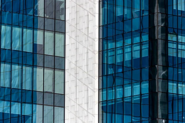 Clădire Birouri Înaltă Tehnologie Pereți Transparenți Care Reflectă Cer Albastru — Fotografie, imagine de stoc