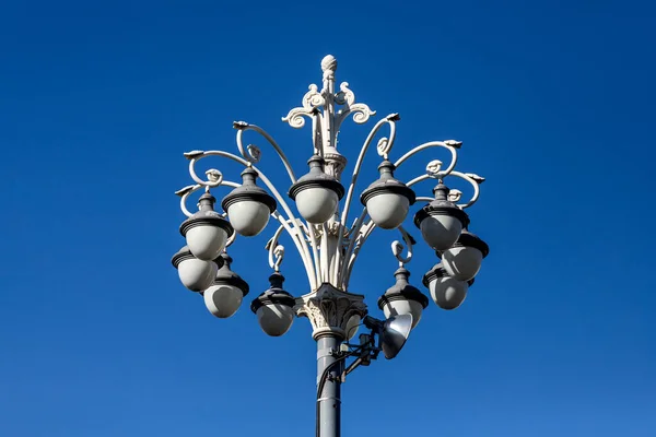 渦巻きと空に対してカールと美しいヴィンテージランプのポスト 通りや公園の装飾 都市や町の街路灯 — ストック写真