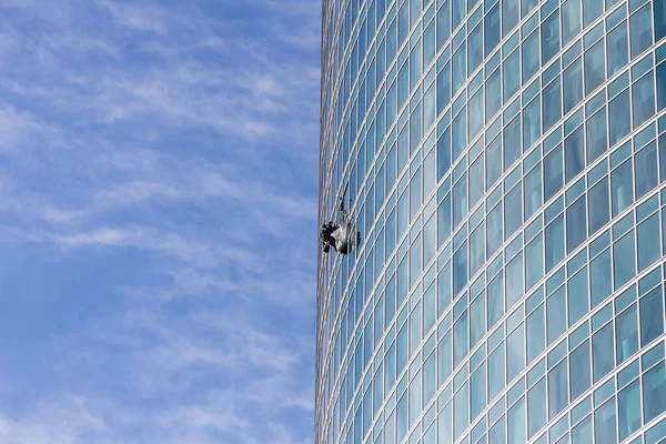 Hombre Limpiando Ventanas Edificio Gran Altura Escalador Industrial Colgado Tendedero — Foto de Stock