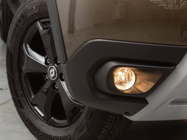 Novosibirsk, Rusya - 22 Temmuz 2021: Renault Duster, tampondaki sis ışıklarının yakın çekimi