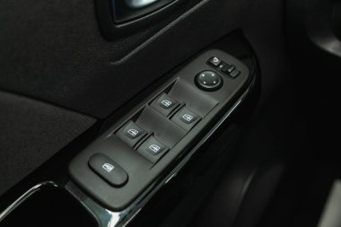 Novosibirsk, Rusya - 01 Temmuz 2021: Renault Kaptur, Araç kapısı iç kolluk pencere paneli, kapı kilidi düğmesi.