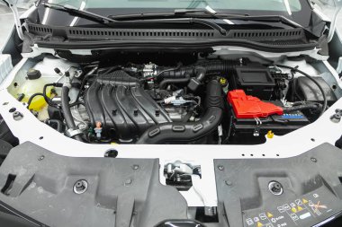 Novosibirsk, Rusya - 01 Temmuz 2021: Renault Kaptur, yeni otomobil motorunun ayrıntılarını kapat