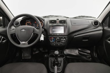 Novosibirsk, Rusya - 31 Ağustos 2021: Lada Granta, direksiyon, vites kolu ve gösterge paneli, iklim kontrolü, hız göstergesi,.