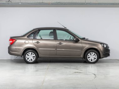 Novosibirsk, Rusya - 31 Ağustos 2021: kahverengi Lada Granta, yan görüş. Otoparktaki popüler araba.  