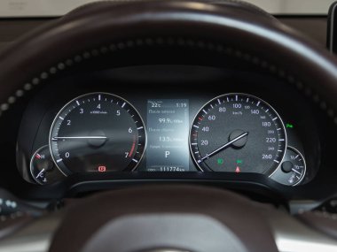 Novosibirsk, Rusya - 12 Eylül 2021: Lexus RX350, Araç paneli, dijital parlak hız göstergesi, kilometre sayacı ve diğer araçlar