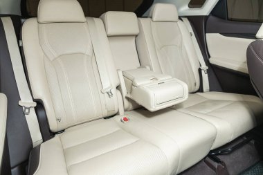 Novosibirsk, Rusya - 12 Eylül 2021: Lexus RX350, Araç içi, arka koltukların bir kısmı