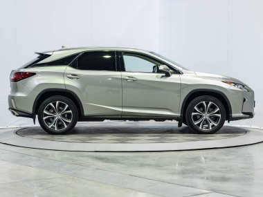 Novosibirsk, Rusya - 12 Eylül 2021: gümüş renkli Lexus RX350, yan görüş. Otoparktaki popüler araba.  