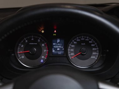 Novosibirsk, Rusya - 12 Eylül 2021: Subaru Forester, Araç paneli, dijital parlak hız göstergesi, kilometre sayacı ve diğer araçlar