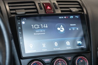Novosibirsk, Rusya - 12 Eylül 2021: Subaru Forester, radyo, oyuncu ve kontrol düğmesi olan siyah bir panele yakın çekim