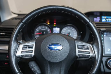 Novosibirsk, Rusya - 12 Eylül 2021: Subaru Forester, logo, hız göstergesi ve takometresi olan direksiyon