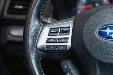 Novosibirsk, Rusya - 12 Eylül 2021: Subaru Forester, ses kontrolü olan modern bir arabanın içi