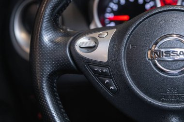 Novosibirsk, Rusya - 16 Temmuz 2021: Nissan Juke, ses kontrolü olan modern bir aracın içi