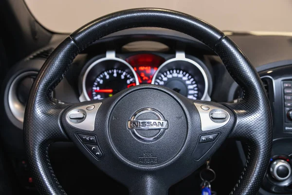 Novosibirsk Rusland Juli 2021 Nissan Juke Stuurwiel Met Logo Snelheidsmeter — Stockfoto