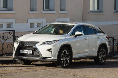 Moskova, Rusya - 13 Ekim 2021: Beyaz Lexus RX350, sıcak bir sonbahar gününde sokağa park edilmiştir.