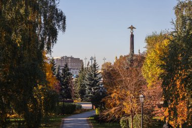 Moskova, Rusya - 13 Ekim 2021: Arka planda çok katlı binalar arasında sınır muhafızlarına ait güzel bir sonbahar şehir parkı manzarası
