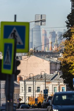 Moskova, Rusya - 13 Ekim 2021: Moskova 'nın eski yüksek binaları ve gökdelenleri ile zıt şehir