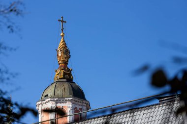  Moskova, Rusya - 13 Ekim 2021: Mavi gökyüzüne karşı Başmelek Gabriel 'in kubbesine yakın çekim