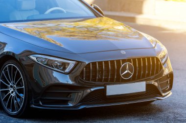 Moskova; Rusya - 13 Ekim 2021: Mercedes-Benz CLS sınıfı, far, tampon, tekerlek, logo radyatör ızgarası, kaput. 