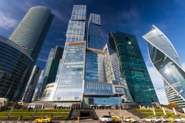 Moskova, Rusya - 14 Ekim 2021: Moskova şehri. Güneşli sonbahar gününde şehrin iş bölgesi 