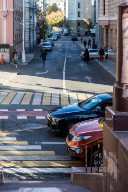  Moskova, Rusya - 13 Ekim 2021: Şehir trafiği, Moskova 'nın tarihi merkezinde yoğun araba ve yaya trafiği olan yoğun bir şehir caddesi.