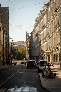  Moskova, Rusya - 13 Ekim 2021: Şehir trafiği, Moskova 'nın tarihi merkezinde yoğun araba trafiği, polis arabası ve elektrikli scooterlı park yeri
