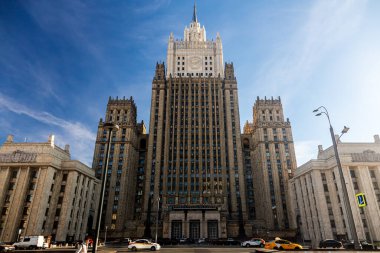 Moskova, Rusya - 14 Ekim 2021: Yüksek trafik ve dışişleri bakanlığı binası olan özerk bir şehir caddesi manzarası. 