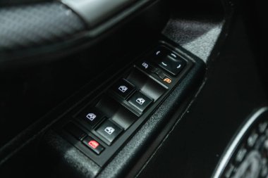 Novosibirsk, Rusya - 25 Eylül 2021: Lada Vesta, Araç kapısı iç kolluk pencere paneli, kapı kilidi düğmesi. 