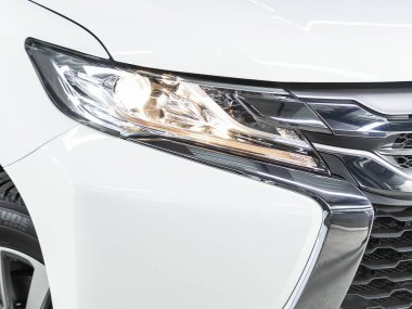 Novosibirsk, Rusya - 25 Eylül 2021: Mitsubishi Pajero Sport, ışıklı parlak cam far