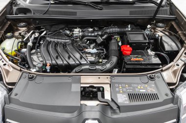 Novosibirsk, Rusya - 22 Temmuz 2021: Renault Logan, temiz bir motor bloğunu kapatın. İçten yanmalı motor